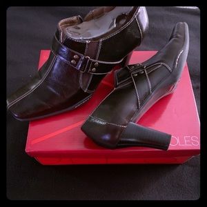 Aerosoles memory foam!  Excellent condition!